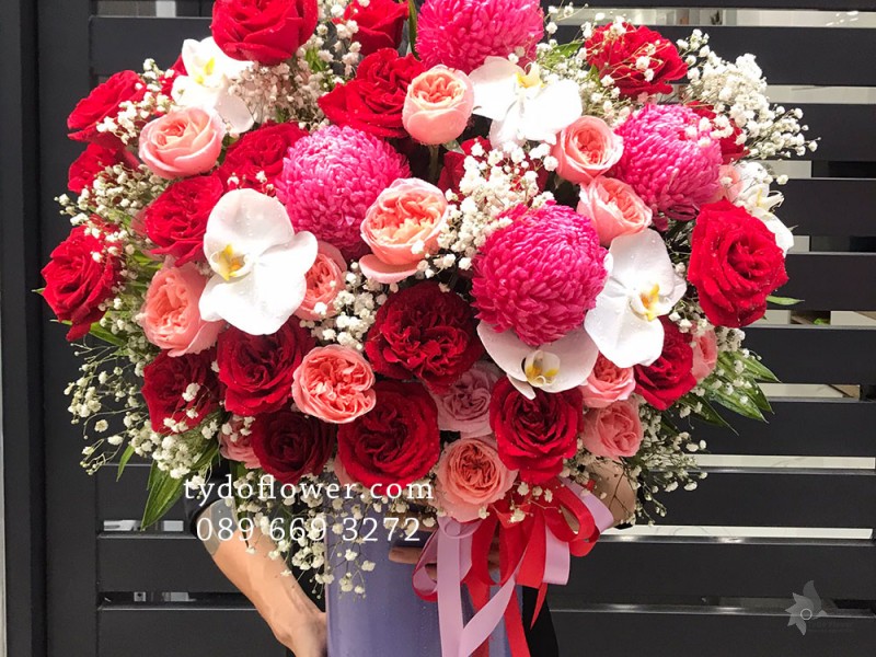 LẴNG HOA CHÚC MỪNG L2012 thiết kế hoa Cúc Mẫu Đơn hồng, hoa hồng Juliet-Ohara Red Roses, lan hồ điệp trắng, baby trắng