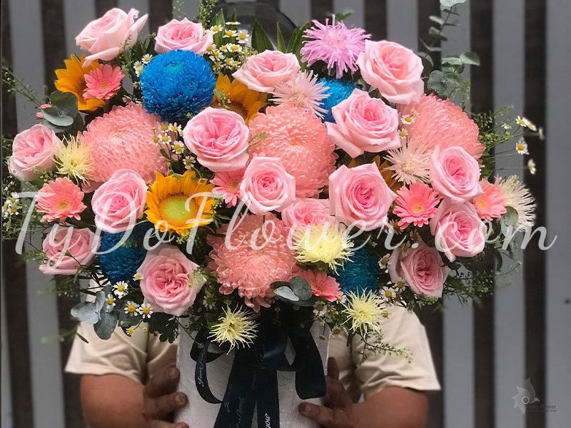 G102258 GIỎ HOA CHÚC MỪNG thiết kế hoa Cúc Mẫu Đơn hồng-xanh, hoa hướng dương, đồng tiền tua, hoa lá phụ