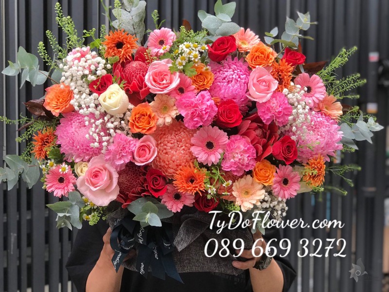 G122208 GIỎ HOA CHÚC MỪNG thiết kế hoa Cúc Mẫu Đơn Hồng, Sen Đa Lộc, hoa phụ tone màu hồng đỏ cam
