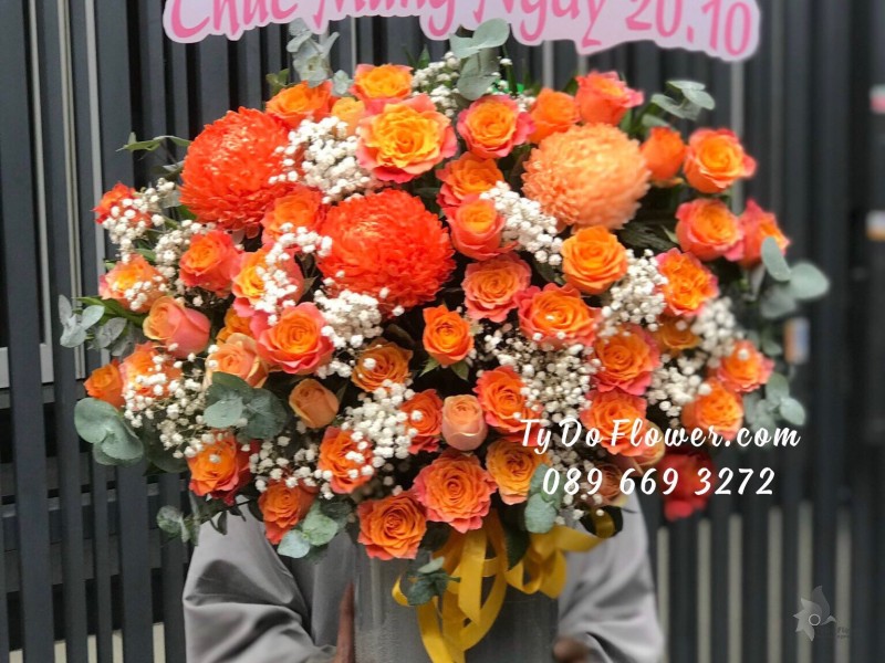 G122213 GIỎ HOA CHÚC MỪNG thiết kế hoa Cúc Mẫu Đơn cam, hoa hồng Cam Spirit Roses, baby trắng, lá bạc