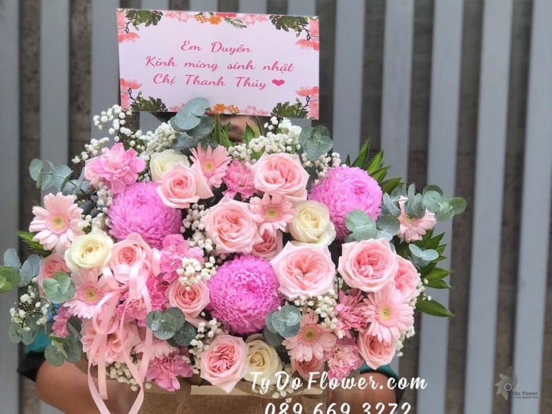 G122235 GIỎ HOA CHÚC MỪNG SINH NHẬT thiết kế hoa Cúc Mẫu Đơn hồng, hoa hồng Ohara Pink Roses, hoa hồng trắng, đồng tiền, cẩm chướng, hoa lá phụ