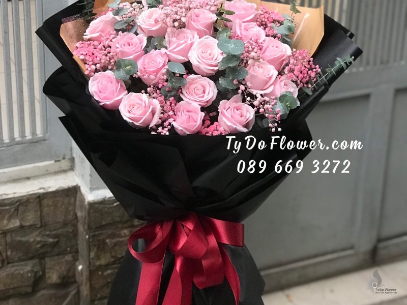 B1222151 BÓ HOA HỒNG KEM DÂU BÓ HOA CHÚC MỪNG