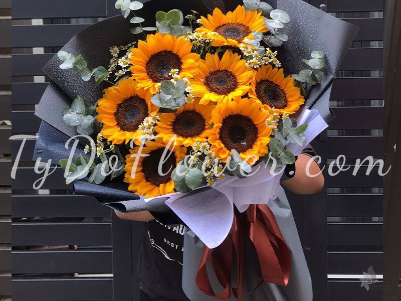 B1222164 BÓ HOA HƯỚNG DƯƠNG HOA CHÚC MỪNG