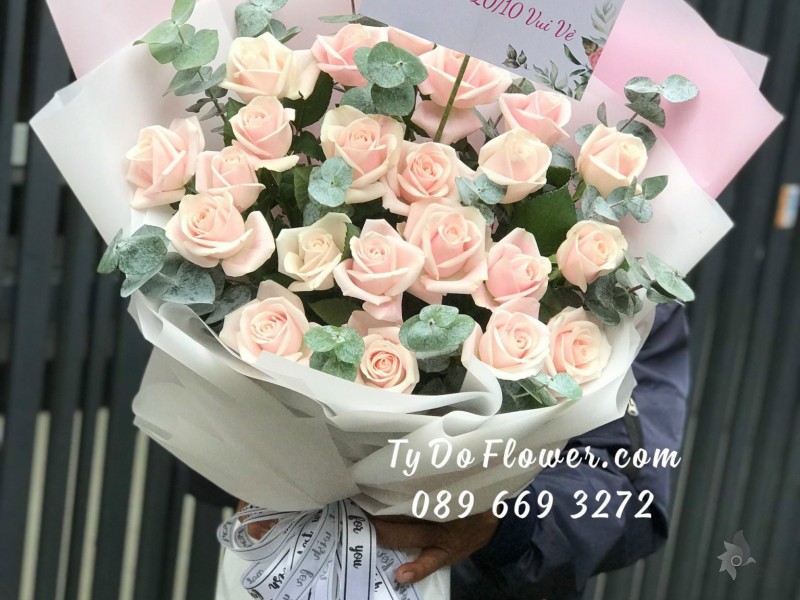 B0123219 BÓ HOA HỒNG KEM HOA CHÚC MỪNG