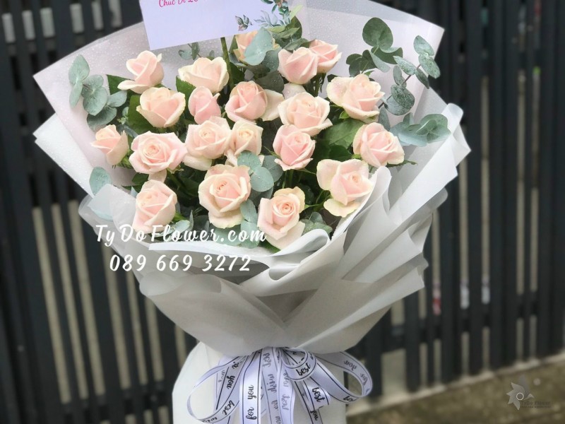 B0123220 BÓ HOA HỒNG KEM HOA CHÚC MỪNG