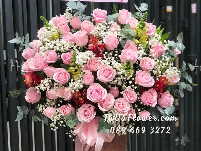 G0123265 GIỎ HOA HỒNG KEM DÂU HOA CHÚC MỪNG SINH NHẬT