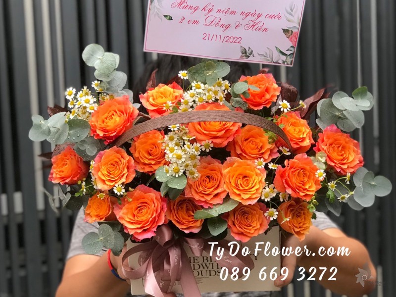 G0123280 GIỎ HOA HỒNG CAM SPIRIT ROSE HOA CHÚC MỪNG KỶ NIỆM NGÀY CƯỚI