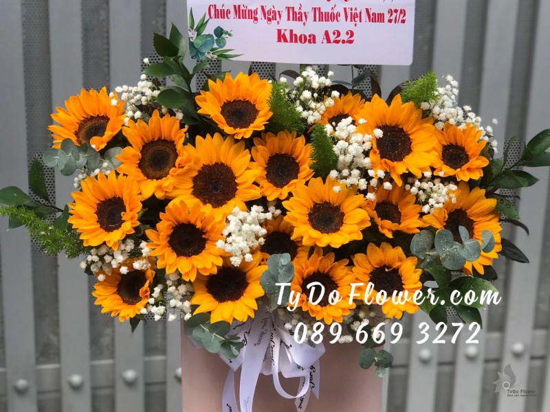 G0323341 GIỎ HOA HƯỚNG DƯƠNG HOA CHÚC MỪNG