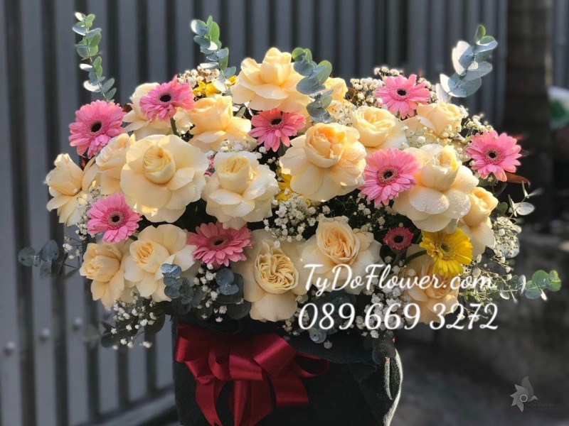 G0323352 GIỎ HOA HỒNG JULIET ROSES HOA CHÚC MỪNG
