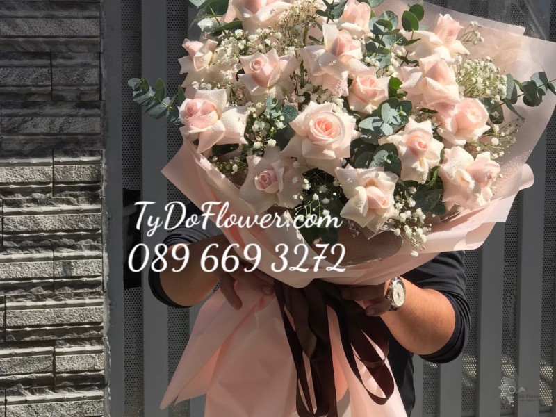 B0323364 BÓ HOA HỒNG KEM HOA CHÚC MỪNG