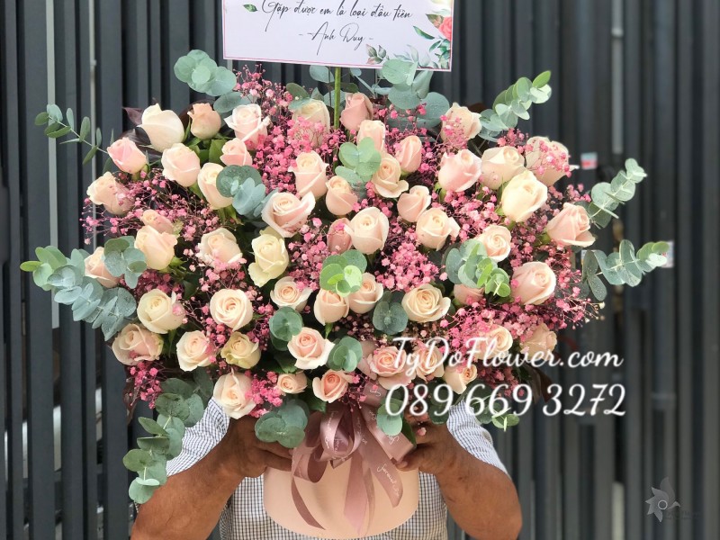 G0323366 GIỎ HOA HỒNG KEM HOA CHÚC MỪNG
