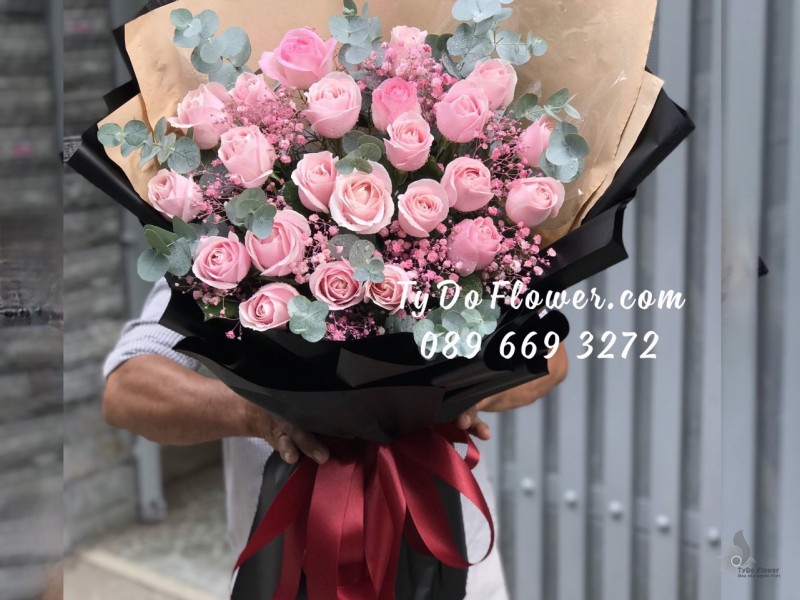 B0323371 BÓ HOA HỒNG KEM DÂU HOA CHÚC MỪNG