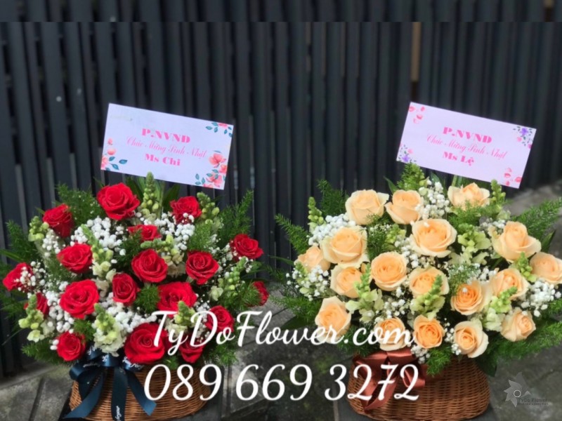 G0323376 GIỎ HOA HỒNG ĐỎ HOA HỒNG CAM HOA CHÚC MỪNG