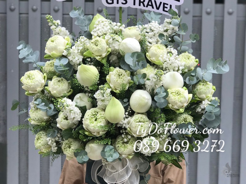 G0423568 GIỎ HOA SEN TRẮNG Hoa Chia Buồn