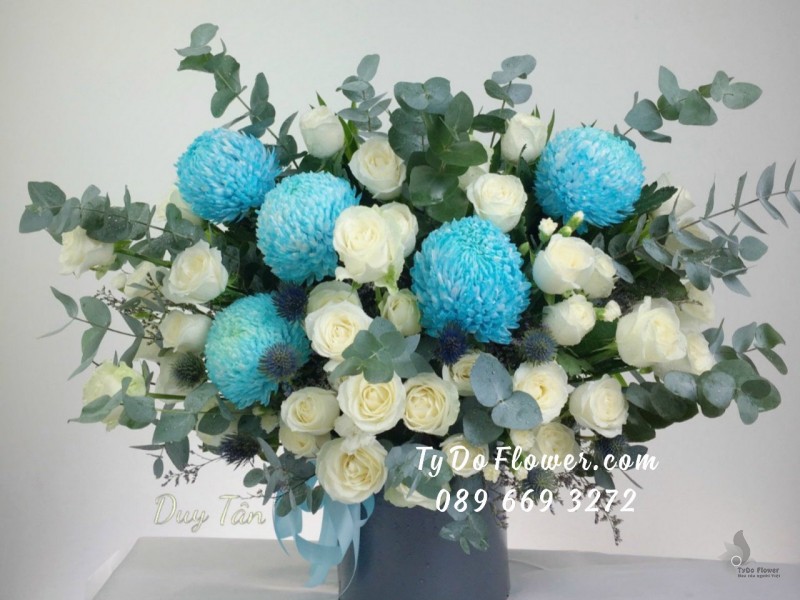 G0623738 GIỎ HOA CÚC MẪU ĐƠN XANH mix HOA HỒNG TRẮNG Hoa Chúc Mừng