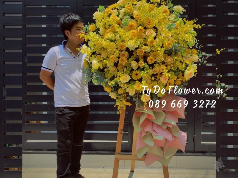 KCM0623742 KỆ HOA HỒNG VÀNG mix LAN VŨ NỮ Hoa Chúc Mừng ừ