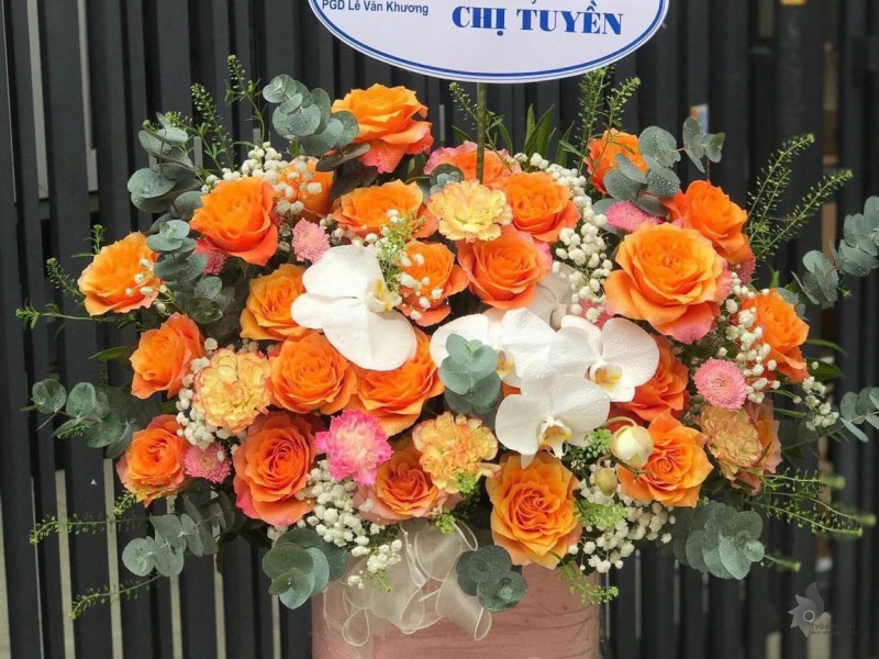 G0623757 GIỎ HOA CHÚC MỪNG SINH NHẬT thiết kế hoa hồng Cam Spirit, Lan Hồ Điệp trắng, cẩm chướng cam, baby trắng, lá bạc