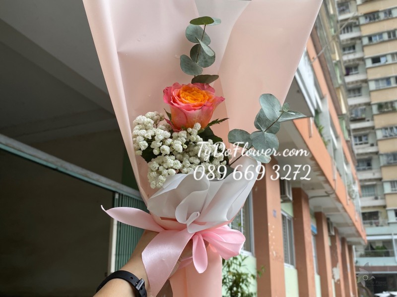 B0623801 BÓ HOA 01 BÔNG HOA HỒNG CAM SPIRIT ROSES mix HOA BABY Hoa Chúc Mừng