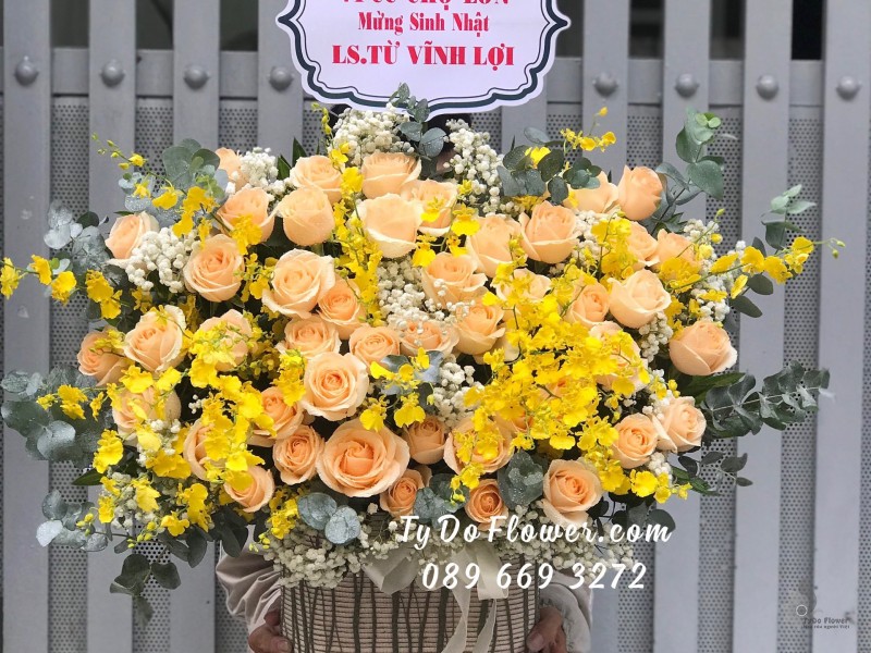 G0623805 GIỎ HOA HỒNG CAM TRỨNG mix LAN VŨ NỮ Hoa Chúc Mừng Sinh Nhật