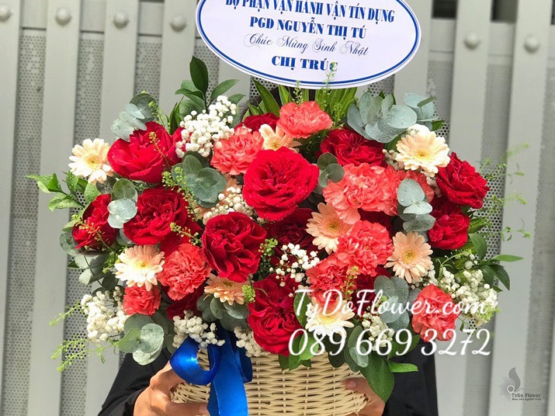 G0823864 GIỎ HOA HỒNG ĐỎ OHARA RED ROSES mix hoa phụ màu hồng cam trắng Hoa Chúc Mừng Sinh Nhật