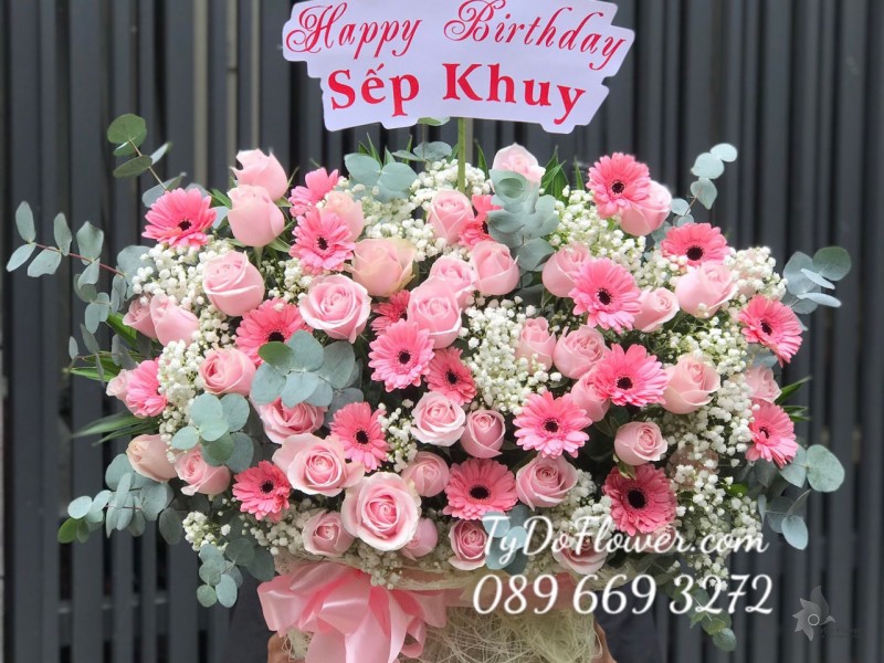 G0823868 GIỎ HOA HỒNG KEM DÂU mix ĐỒNG TIỀN HỒNG MINI vs BABY TRẮNG Hoa Chúc Mừng Sinh Nhật Sếp