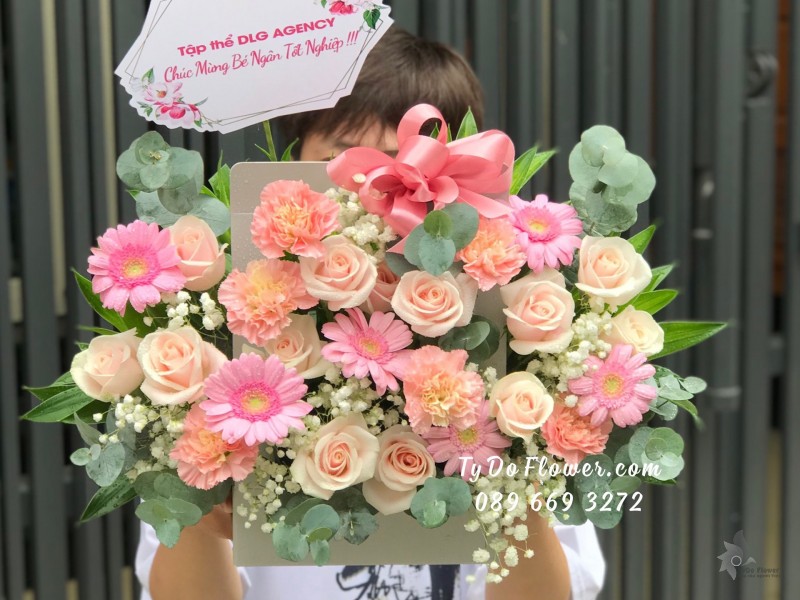 G0823901 GIỎ HOA HỒNG KEM mix CẨM CHƯỚNG, ĐỒNG TIỀN Hoa Chúc Mừng Tốt Nghiệp