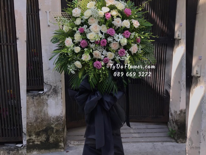 KCB0823924 KỆ HOA TANG LỄ VÒNG HOA CHI BUỒN Hoa Kính Viếng tone màu trắng tím