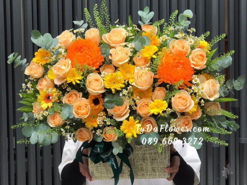 G0823926 GIỎ HOA CHÚC MỪNG thiết kế Hoa Cúc Mẫu Đơn Cam, hoa hồng cam, đồng tiền vàng, cỏ đồng tiền, cúc tana, lá bạc
