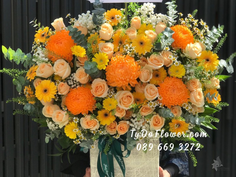 G0823928 GIỎ HOA CHÚC MỪNG SINH NHẬT SẾP thiết kế Hoa Cúc Mẫu Đơn Cam, hoa hồng cam, đồng tiền vàng, baby trắng, cúc tana, lá bạc
