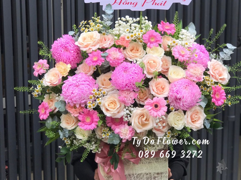 G0823929 GIỎ HOA CHÚC MỪNG KHAI TRƯƠNG thiết kế Hoa Cúc Mẫu Đơn hồng, hoa hồng kem, đồng tiền mini hồng, baby trắng, cúc tana, cỏ đồng tiền, lá bạc