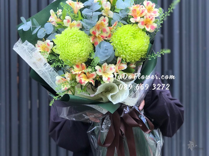 B0823947 BÓ HOA CÚC MẪU ĐƠN XANH CỐM mix HOA THUỶ TIÊN