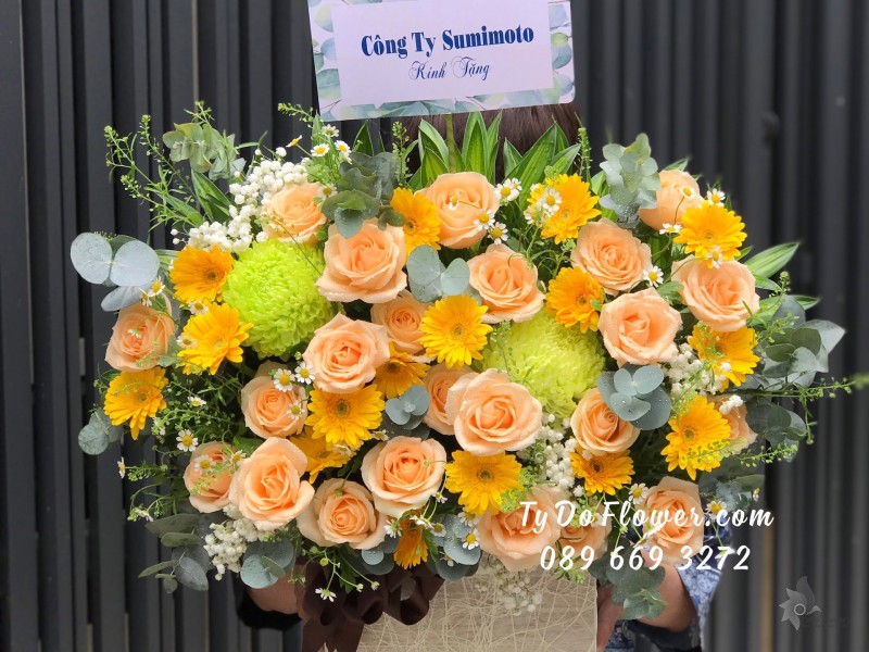 G0823949 GIỎ HOA CHÚC MỪNG thiết kế Hoa Cúc Mẫu Đơn Xanh Cốm mix Hoa Hồng Cam mix Đồng Tiền Mini Vàng