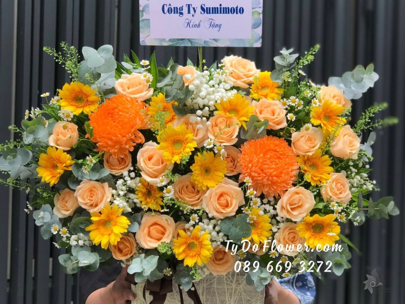 G0823950 GIỎ HOA CHÚC MỪNG thiết kế Hoa Cúc Mẫu Đơn Cam mix Hoa Hồng Cam mix Đồng Tiền Mini Vàng