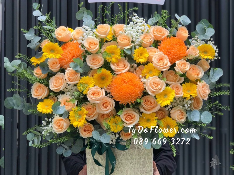 G0823952 GIỎ HOA CHÚC MỪNG thiết kế Hoa Cúc Mẫu Đơn Cam mix Hoa Hồng Cam mix Đồng Tiền Mini Vàng