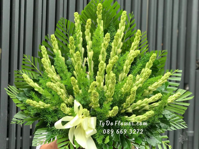 G0823958 HOA TƯỞNG NIỆM KÍNH LỄ thiết kế Hoa Huệ Trắng