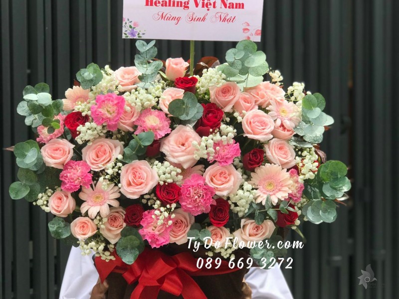 G0823968 GIỎ HOA CHÚC MỪNG SINH NHẬT thiết kế Hoa Hồng Pink Ohara Roses mix Hoa Hồng Đỏ vs Cẩm Chướng Hồng