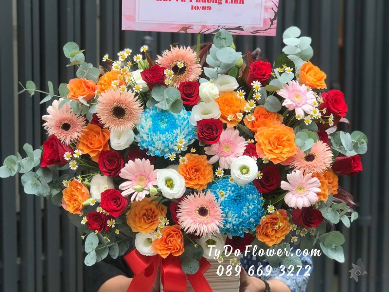 G0923969 GIỎ HOA CHÚC MỪNG SINH NHẬT thiết kế tone màu đỏ hồng  cam trắng điểm nhấn Cúc Mẫu Đơn Xanh