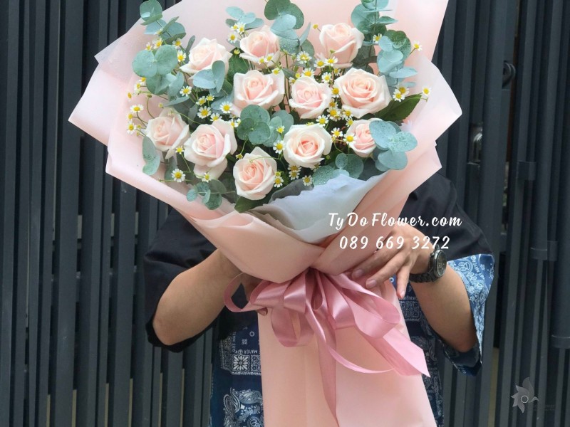 B0923971 BÓ HOA HỒNG KEM mix CÚC TANA Hoa Chúc Mừng