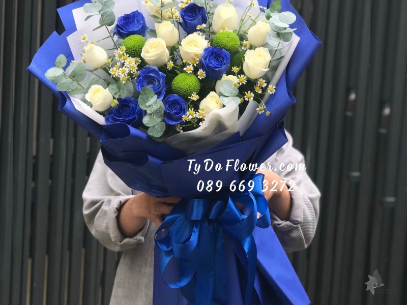 B0923973 BÓ HOA CHÚC MỪNG thiết kế Hoa Hồng Xanh mix Trắng vs Green Whisky