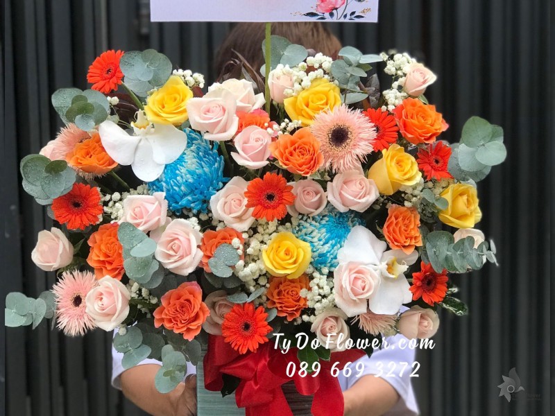 G0923977 GIỎ HOA CHÚC MỪNG SINH NHẬT thiết kế tone màu cam hồng vàng trắng điểm nhấn Cúc Mẫu Đơn Xanh