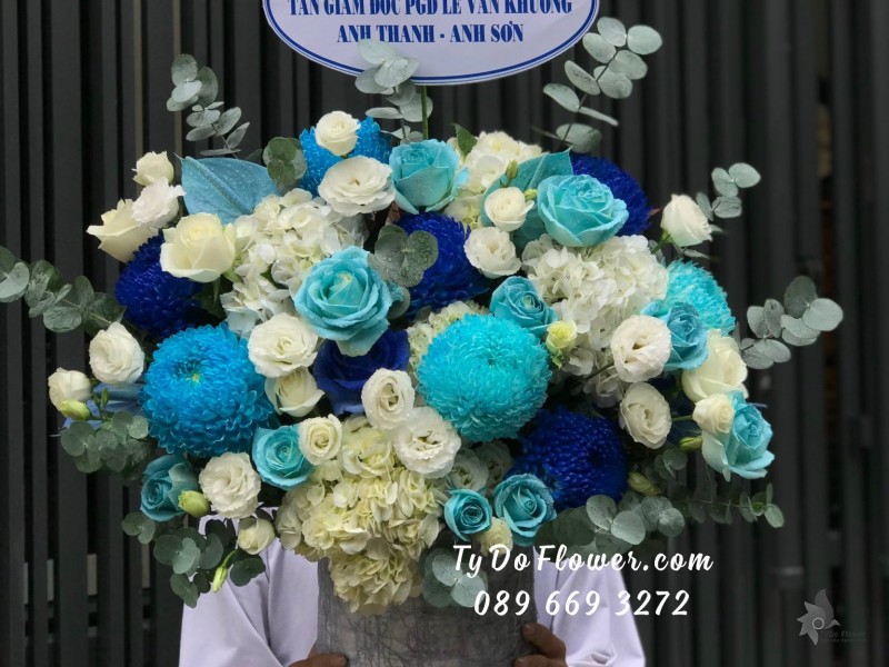 G0923985 GIỎ HOA CHÚC MỪNG TÂN GIÁM ĐỐC thiết kế tone màu xanh trắng điểm nhấn Cúc Mẫu Đơn Xanh
