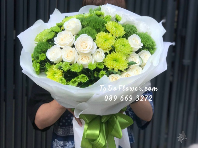 B0923988 BÓ HOA CHÚC MỪNG thiết kế tone màu trắng xanh Hoa Hồng Trắng mix Cúc vs Green Wicky