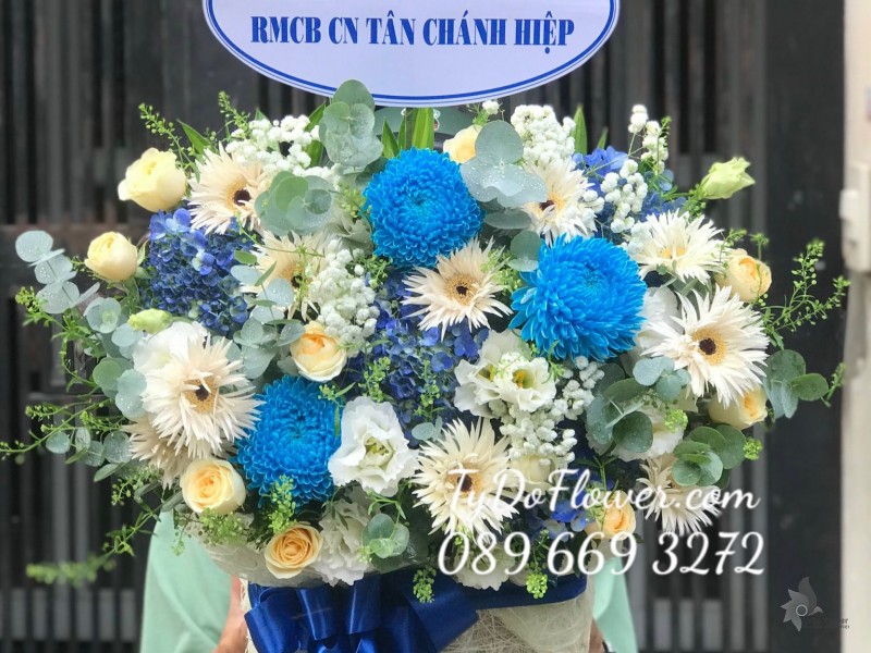 G0923995 GIỎ HOA CHÚC MỪNG thiết kế tone màu trắng xanh điểm nhấn Cúc Mẫu Đơn Xanh