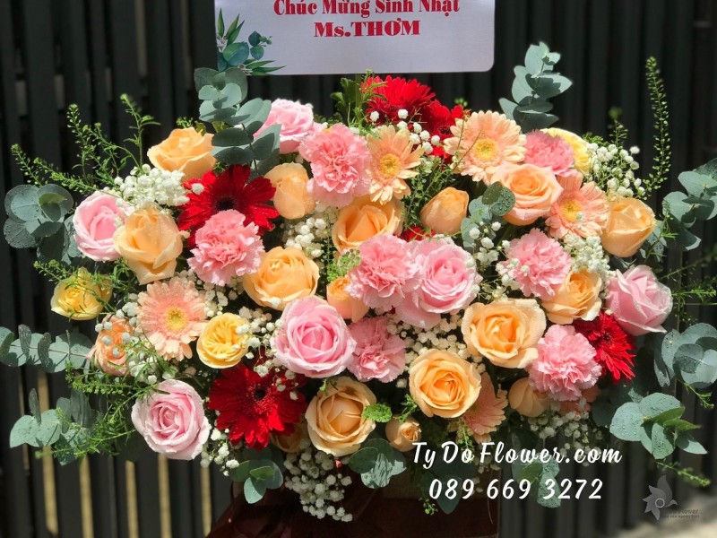G09231000 GIỎ HOA CHÚC MỪNG SINH NHẬT thiết kế hoa hồng cam mix hoa hồng kem, cẩm chướng hồng, đồng tiền cam đỏ