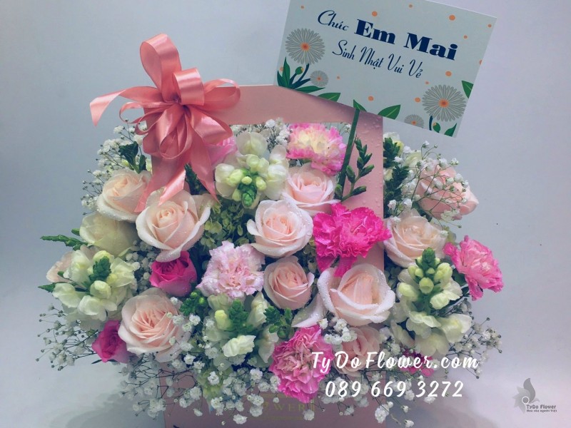 G09231018 GIỎ HOA CHÚC MỪNG thiết kế hoa hồng kem, cẩm chướng hồng, mõm sói trắng mix baby trắng