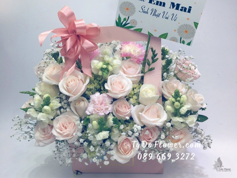 G09231019 GIỎ HOA CHÚC MỪNG thiết kế hoa hồng kem, mõm sói trắng mix baby trắng