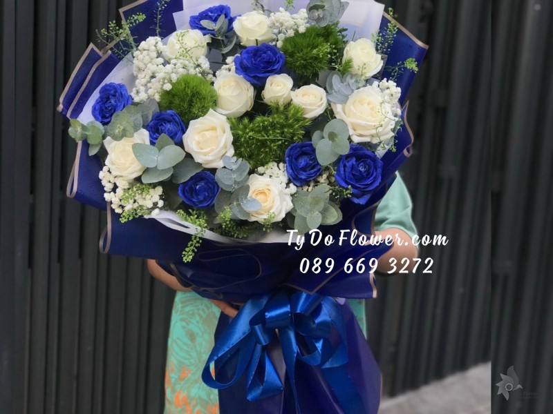 B09231021 BÓ HOA CHÚC MỪNG thiết kế Hoa Hồng Xanh, Hoa Hồng Trắng, Green Wicky mix Baby Trắng, Cỏ Đồng Tiền, Lá Bạc