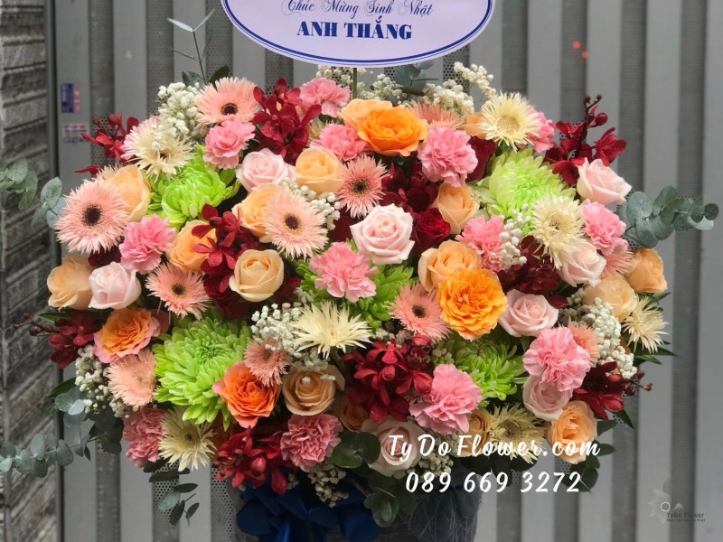 G09231022 GIỎ HOA CHÚC MỪNG SINH NHẬT TẶNG CHO NAM thiết kế Hoa Đa Sắc điểm nhấn Hoa Cúc Xanh Cốm