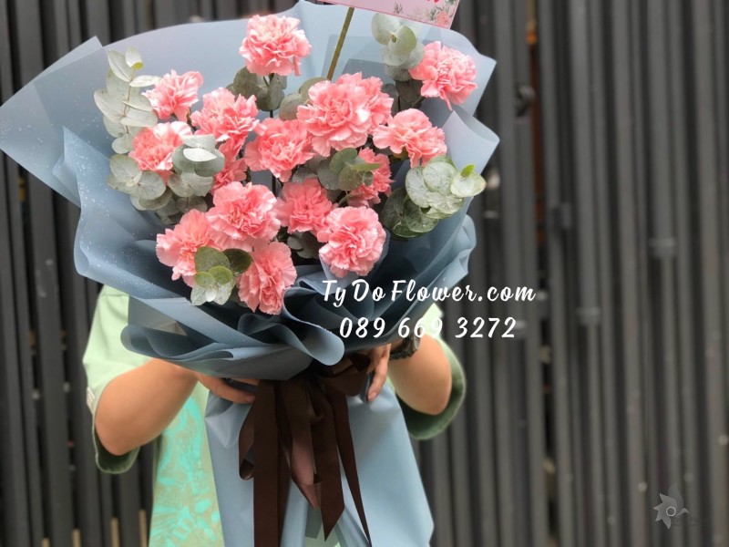 B09231024 BÓ HOA CHÚC MỪNG SINH NHẬT thiết kế Hoa Cẩm Chướng Hồng mix Lá Bạc