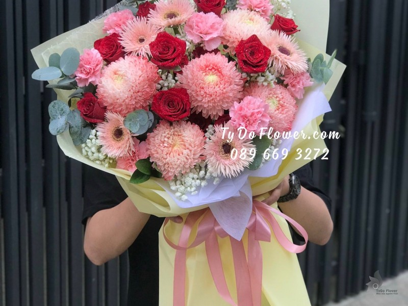 B09231025 BÓ HOA CHÚC MỪNG thiết kế Hoa Cúc Mẫu Đơn Hồng, Hoa Hồng Đỏ Red Ecuador Roses, Đồng Tiền Tua, Cẩm Chướng Hồng mix Baby Trắng, Lá Bạc